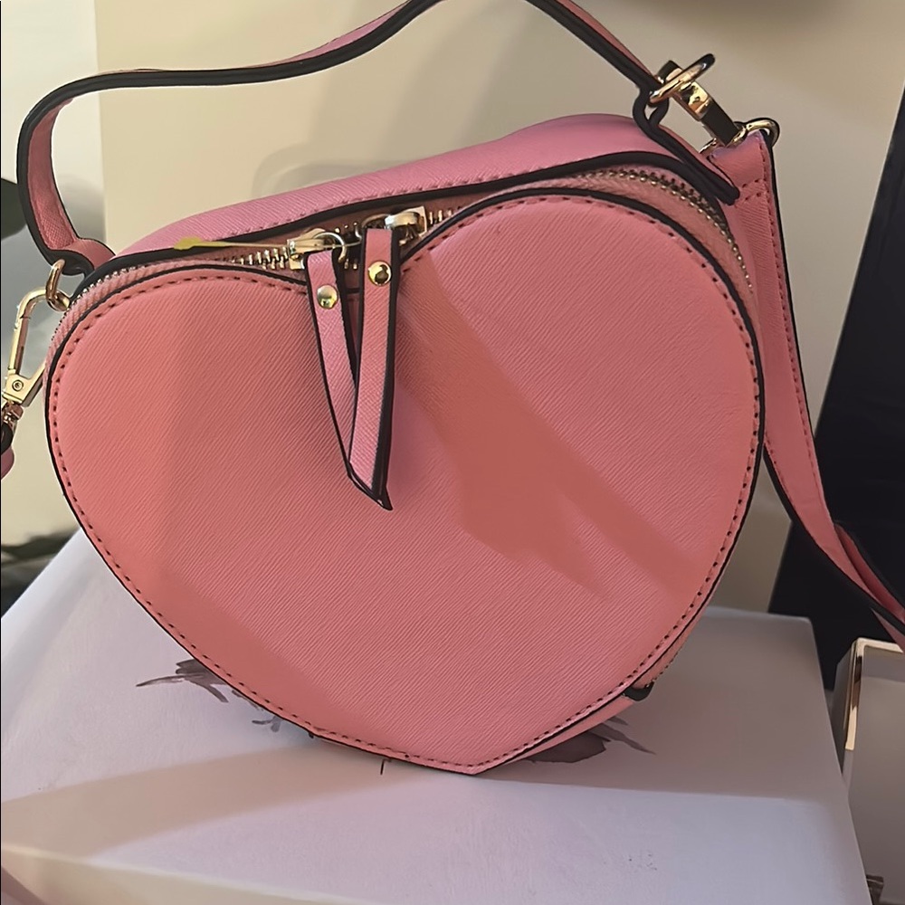Heart-Shaped Pink Handbag - Picture 2 of 7